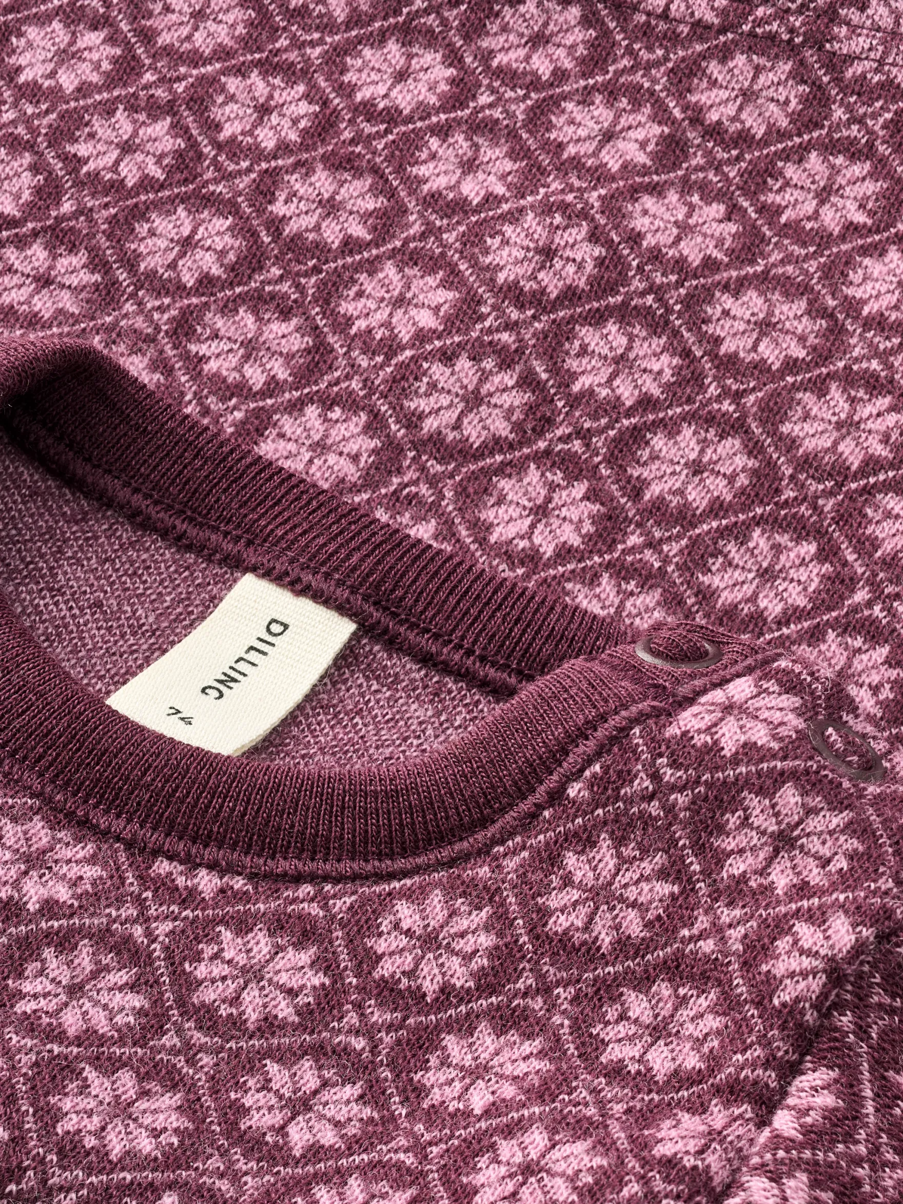 Bluse i merinould med nordisk mønster til baby