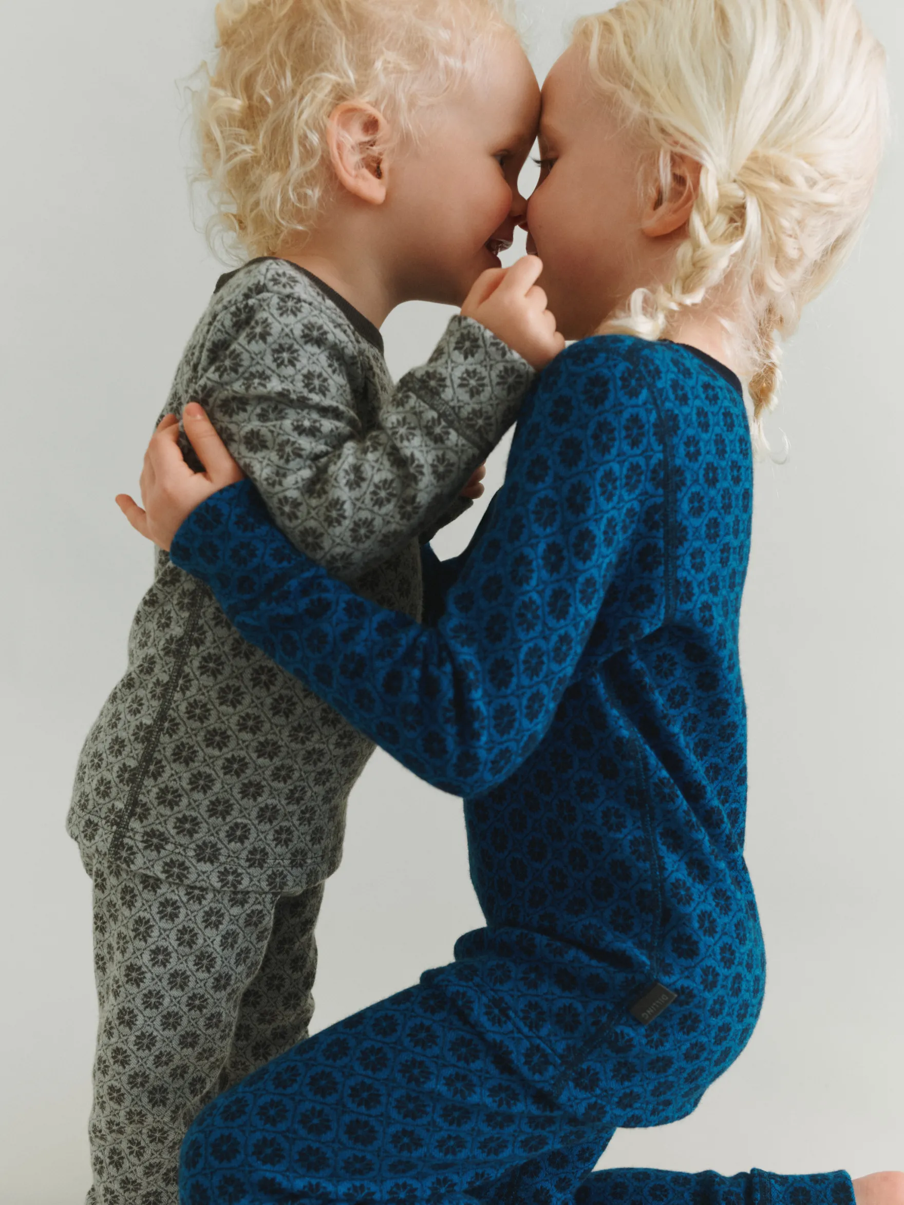Bluse i merinould med nordisk mønster til baby