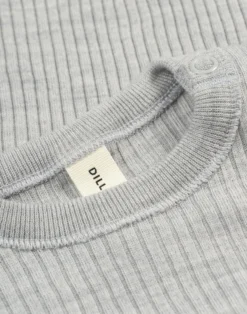 Bluse med flæser i merinould til baby