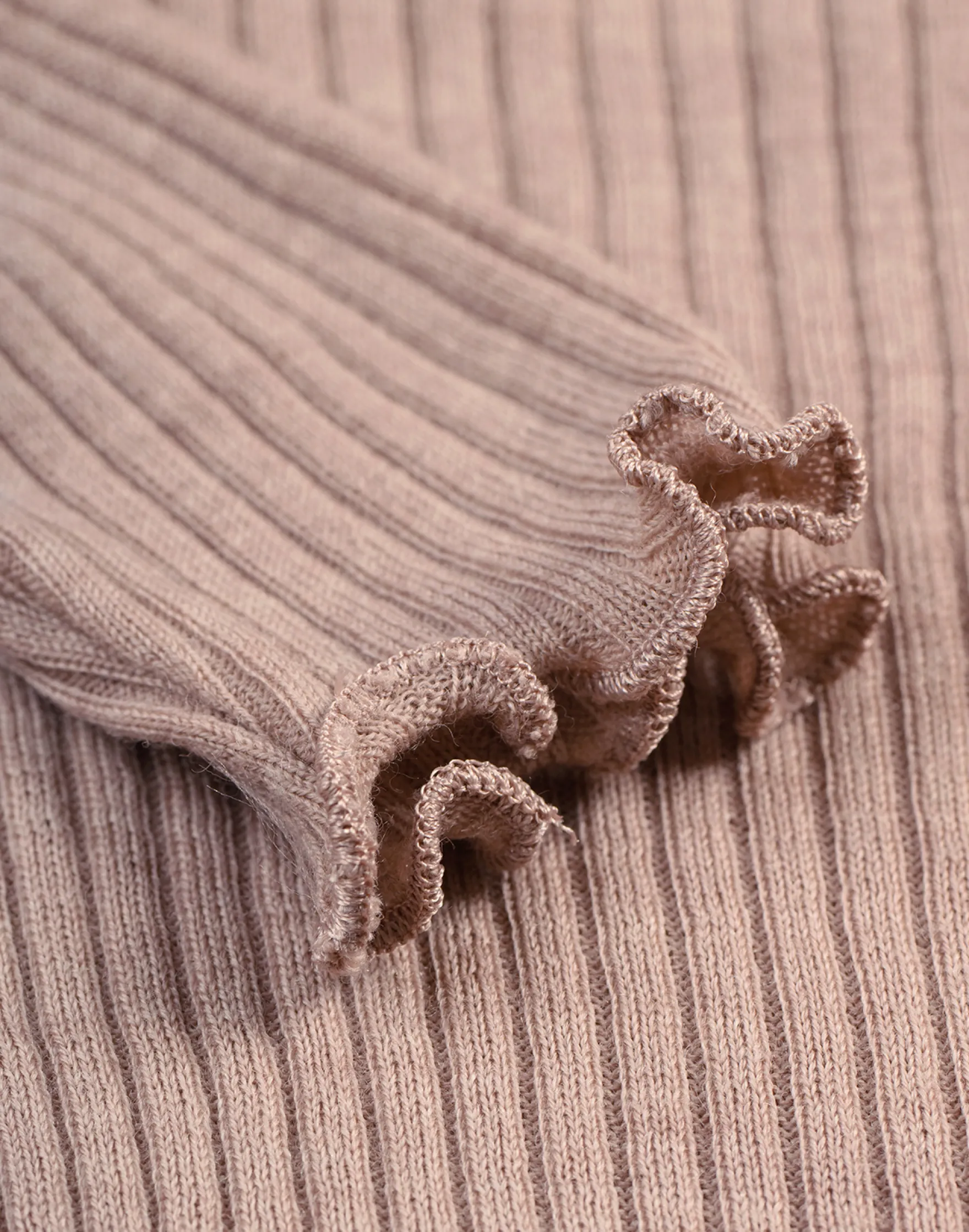 Bluse med flæser i merinould til baby