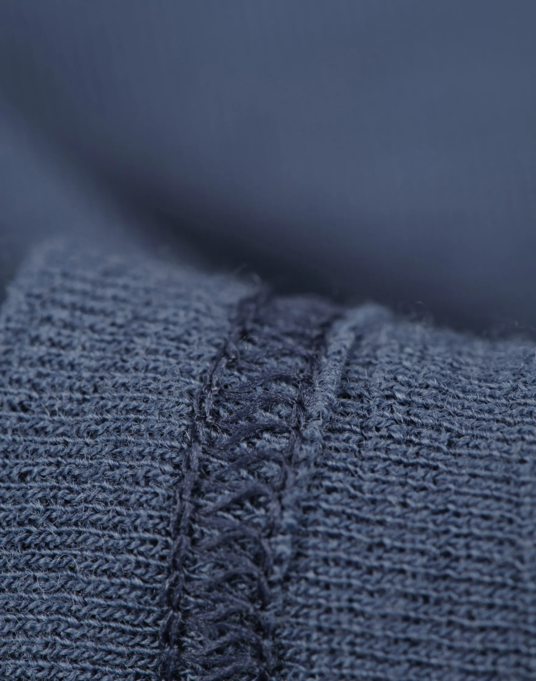 Bluse med høj hals i merinould til kvinder