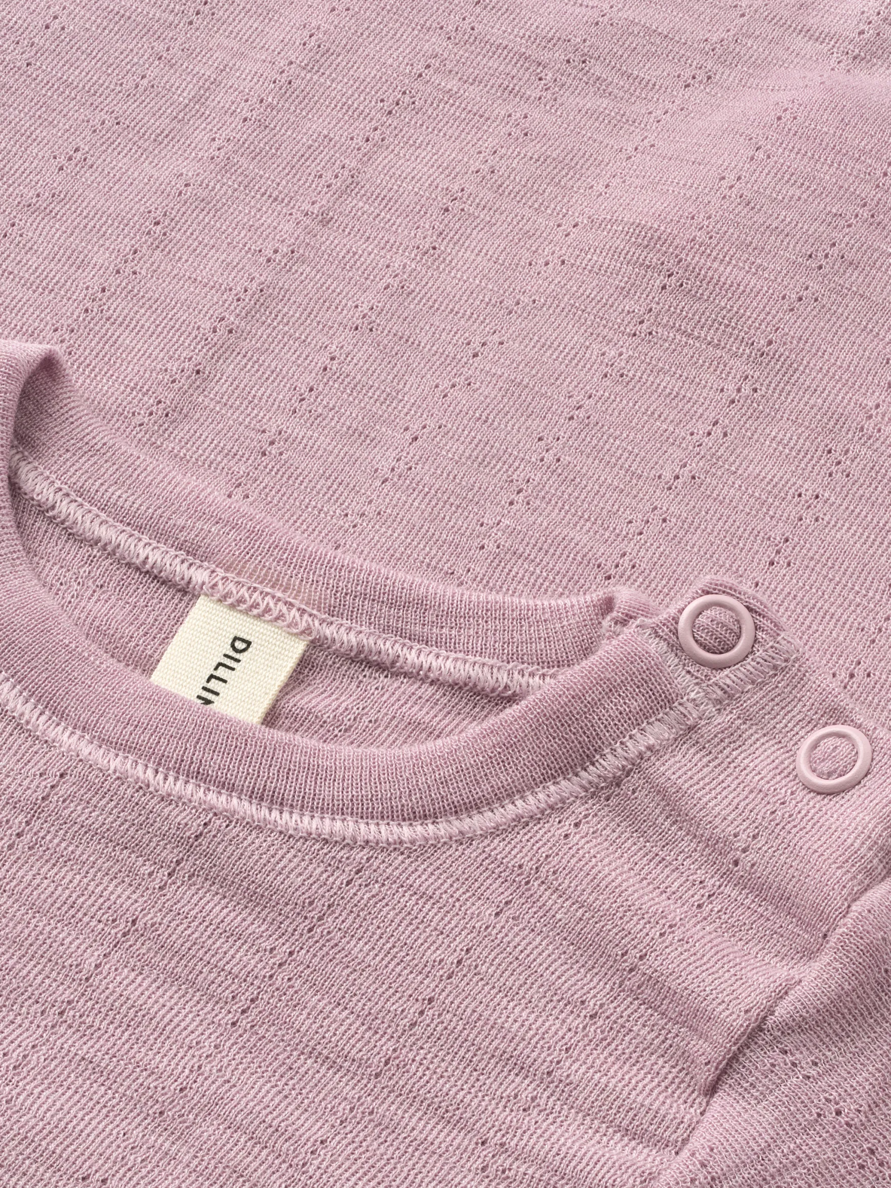 Bluse med hulmønster i merinould/silke til baby