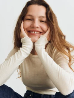 Bluse med hulmønster i merinould/silke til kvinder