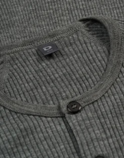 Bluse med knapper i merinould til mænd