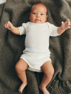 Body med korte ærmer i merinould til baby