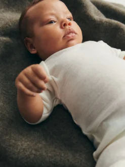 Body med korte ærmer i merinould til baby