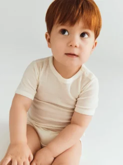 Body med korte ærmer i merinould/silke til baby