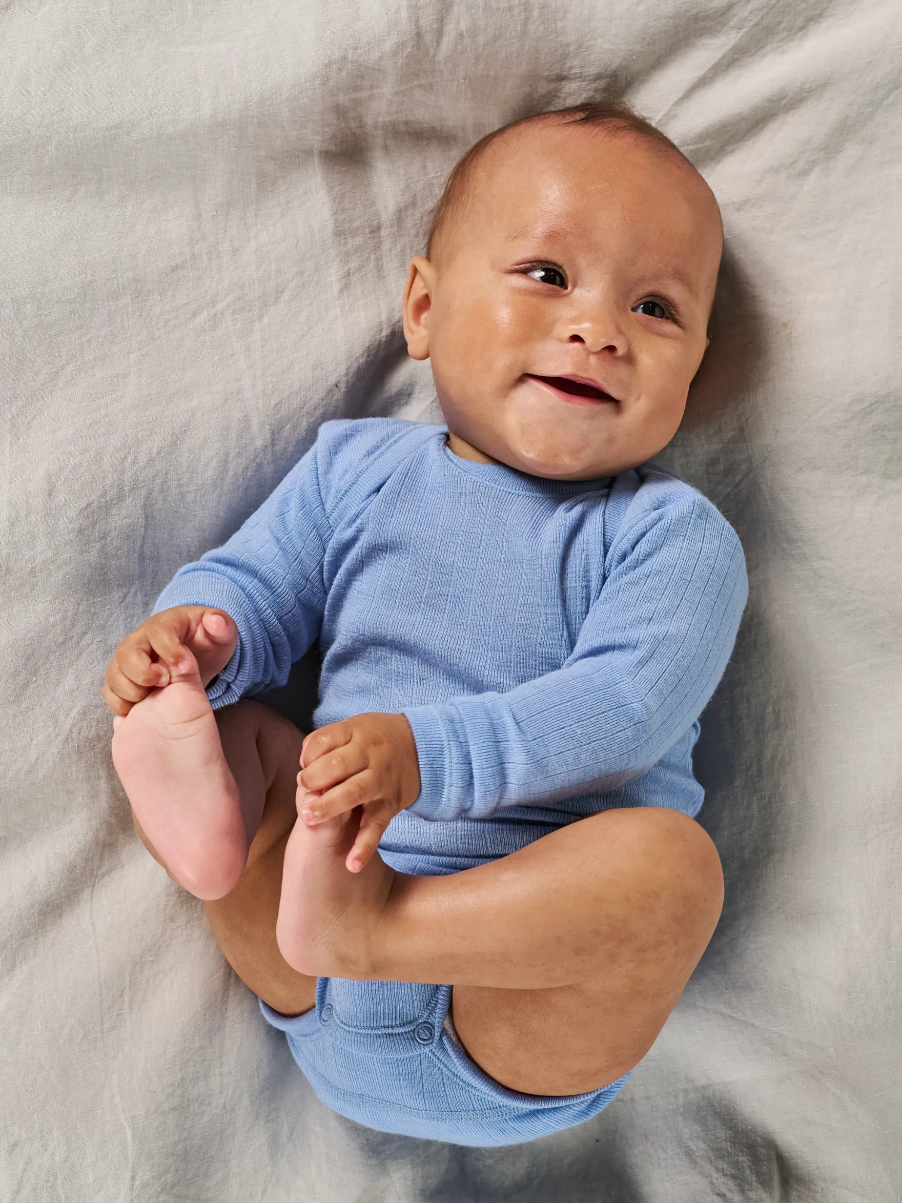 Body med lange ærmer i merinould til baby