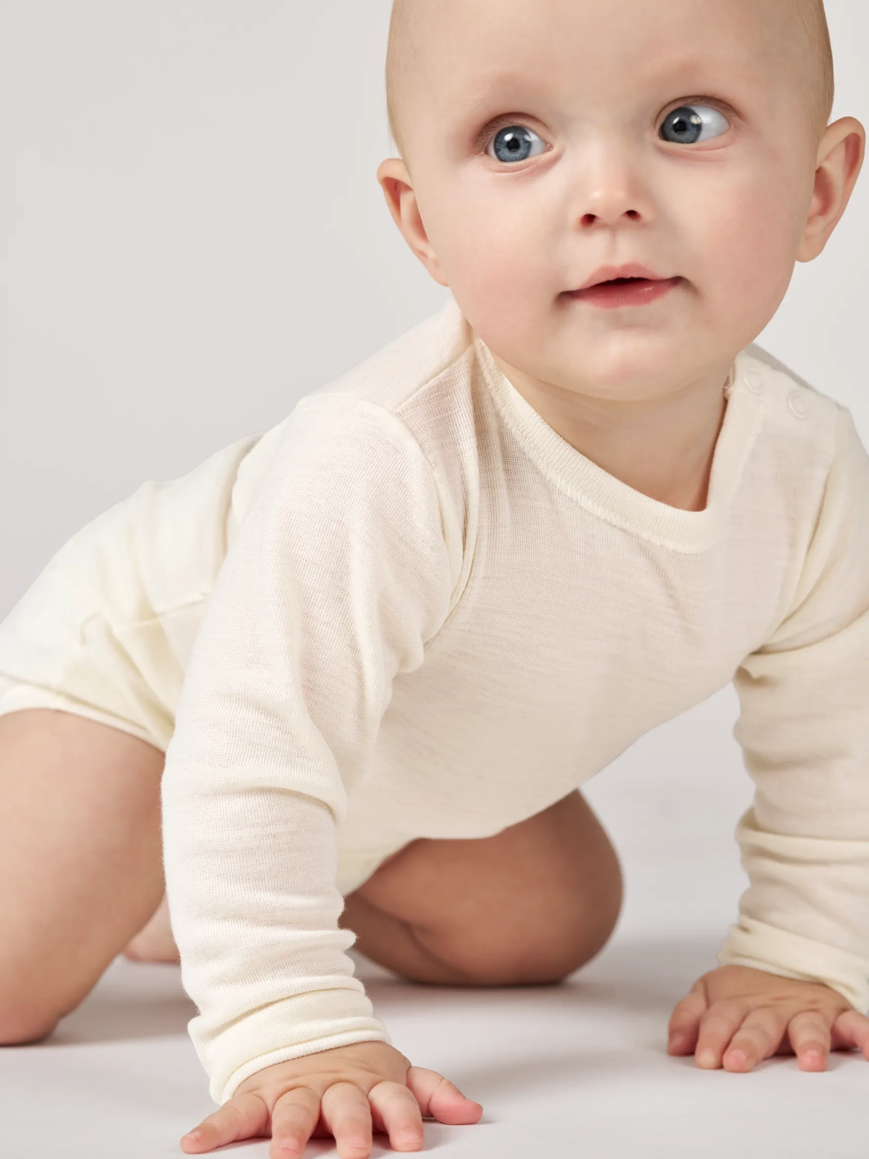 Body med lange ærmer i merinould/silke til baby
