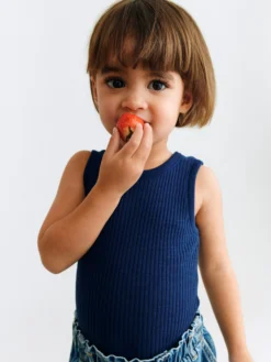 Body uden ærmer i merinould til baby