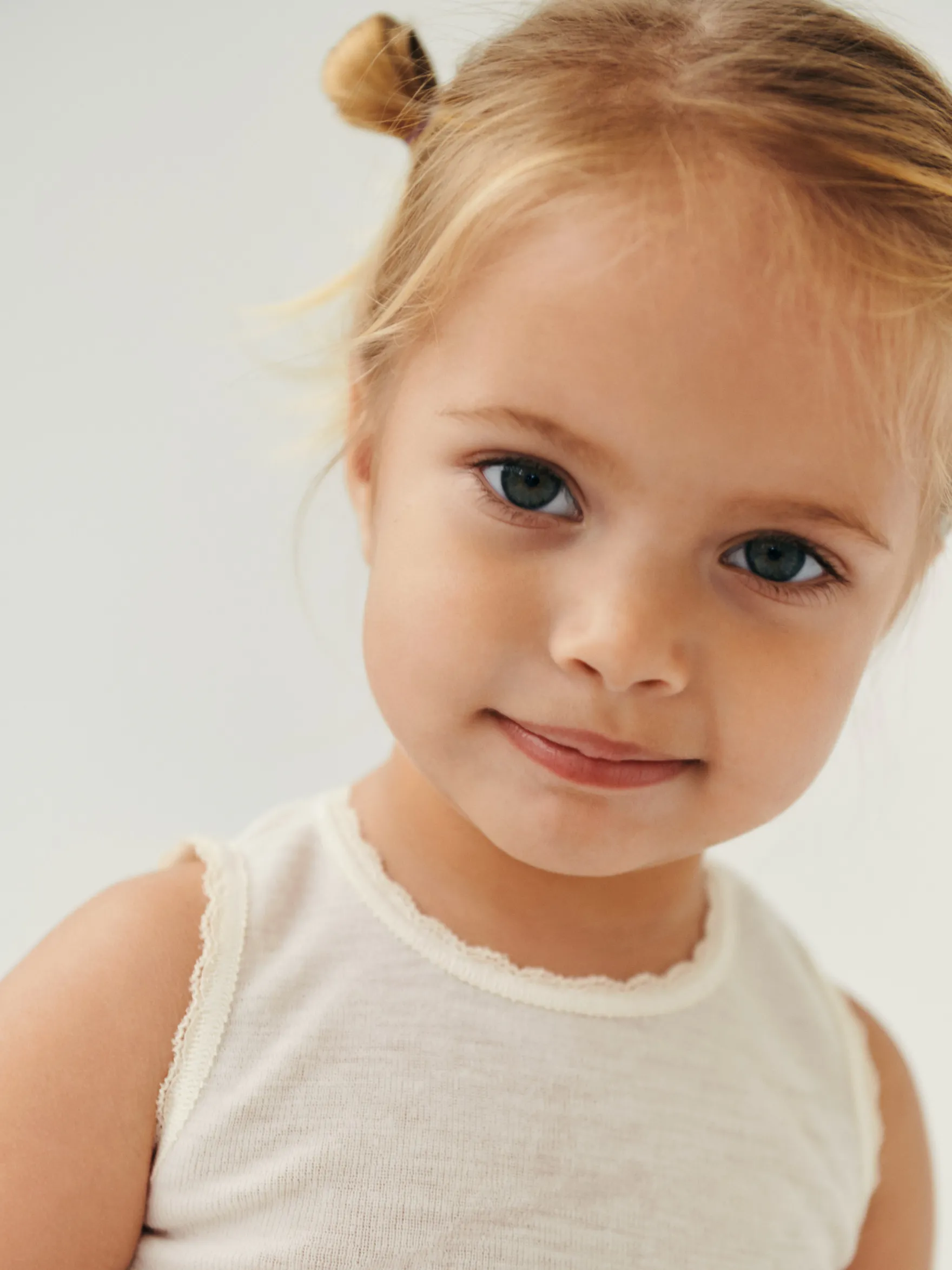 Body uden ærmer i merinould til baby