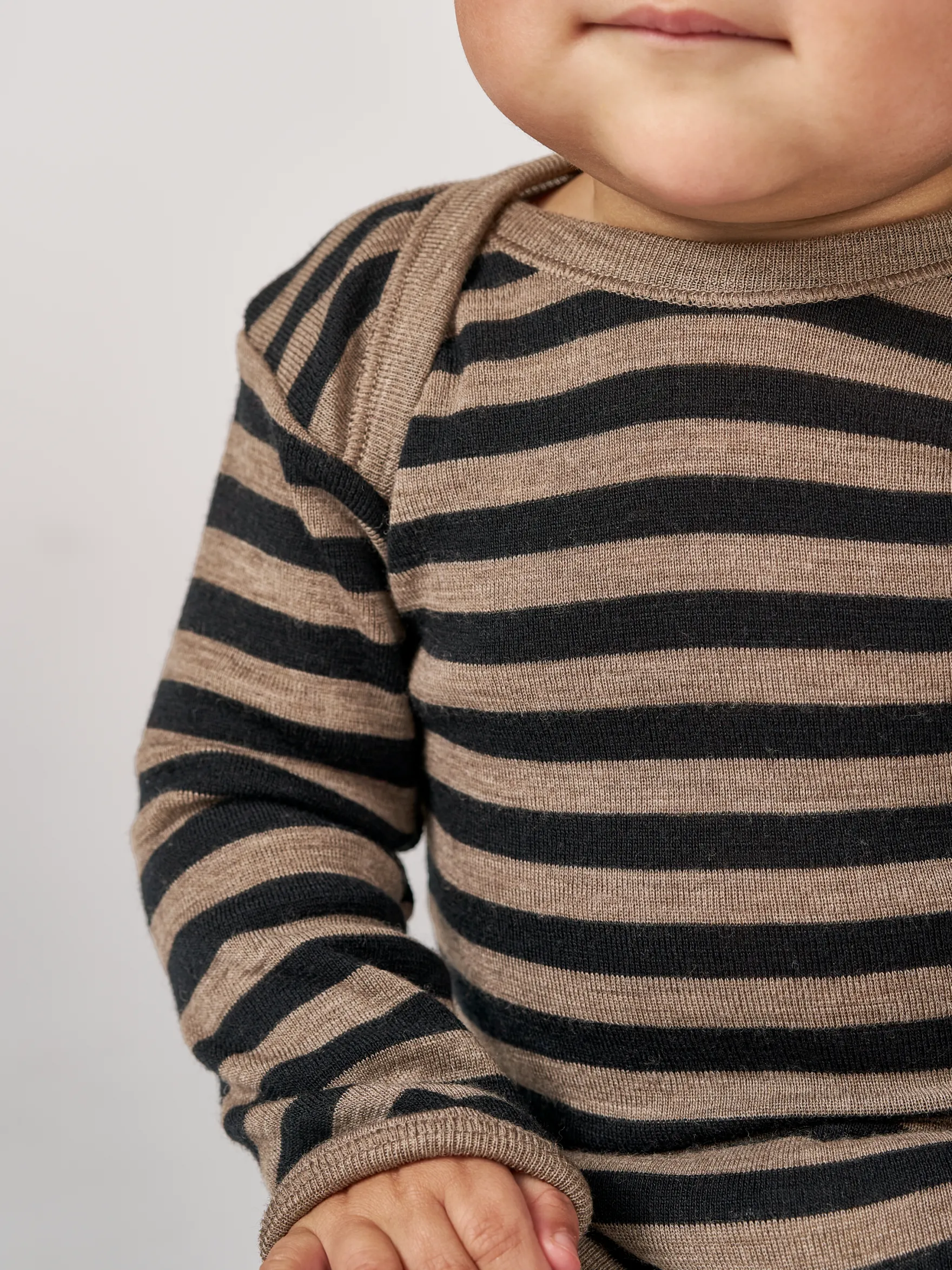 Heldragt m/ fødder i merinould til baby