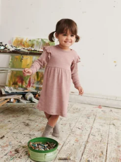 Kjole med flæser i merinould til baby