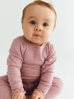 Langærmet body med hulmønster i merinould/silke til baby