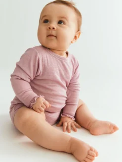 Langærmet body med hulmønster i merinould/silke til baby