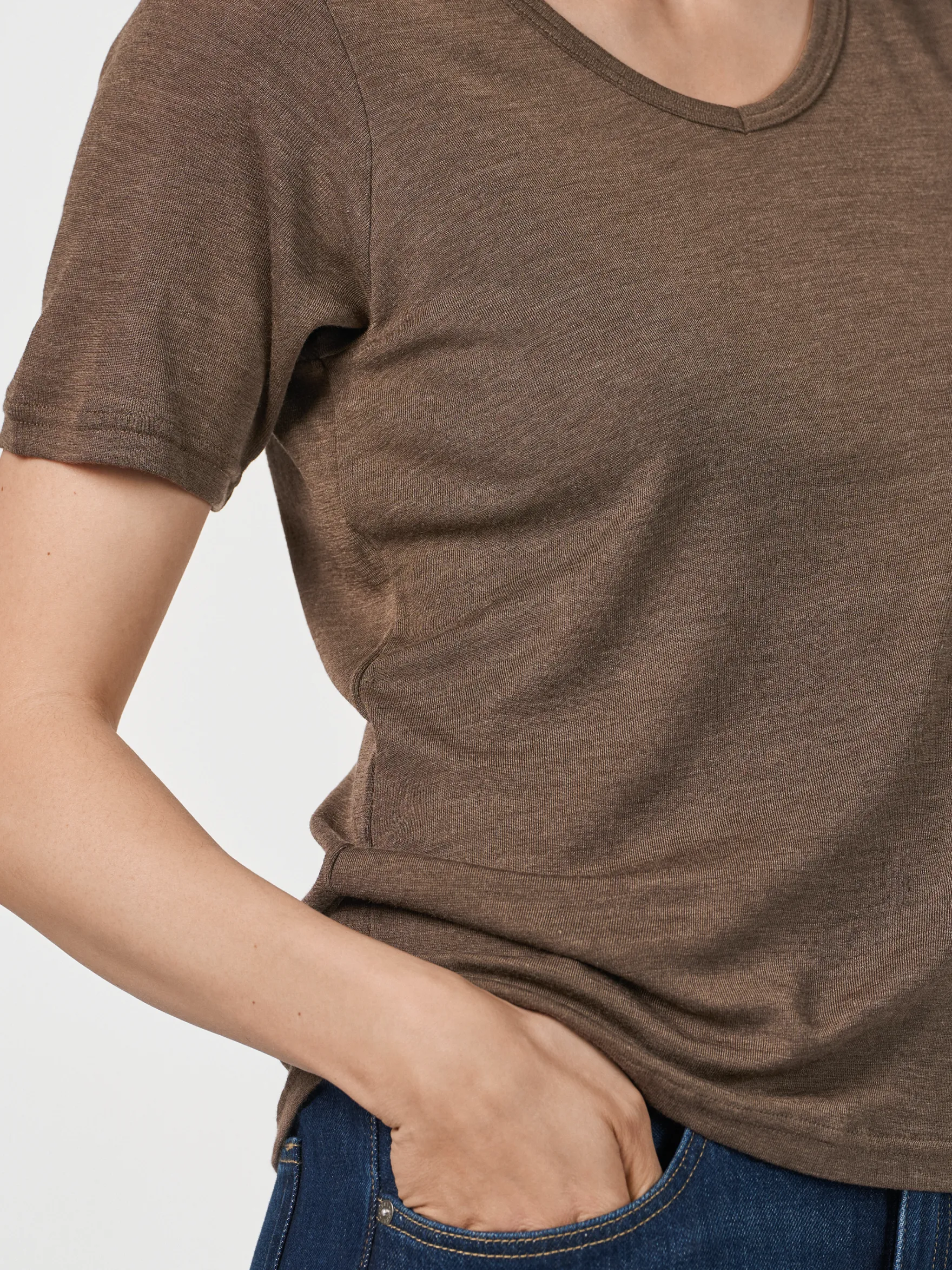 T-shirt med V-hals i merinould/silke til kvinder