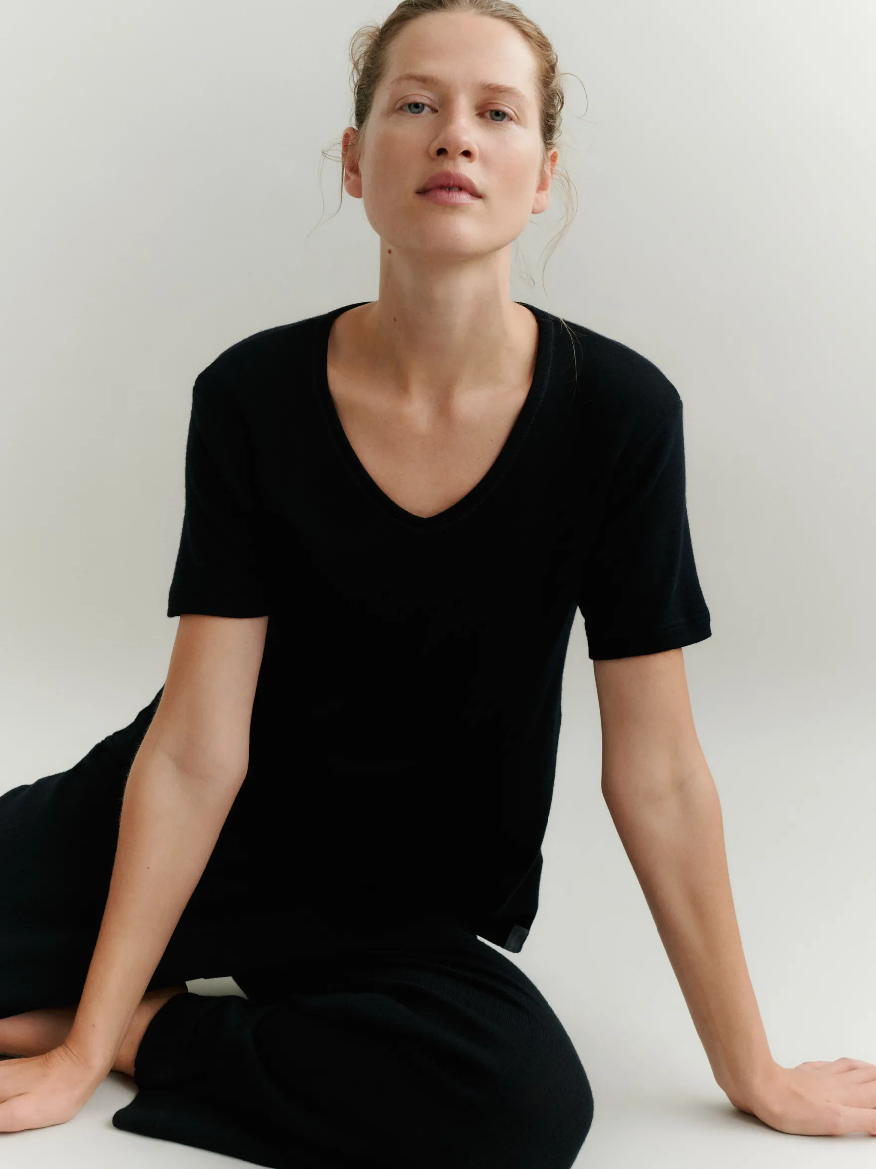 T-shirt med V-hals i merinould til kvinder