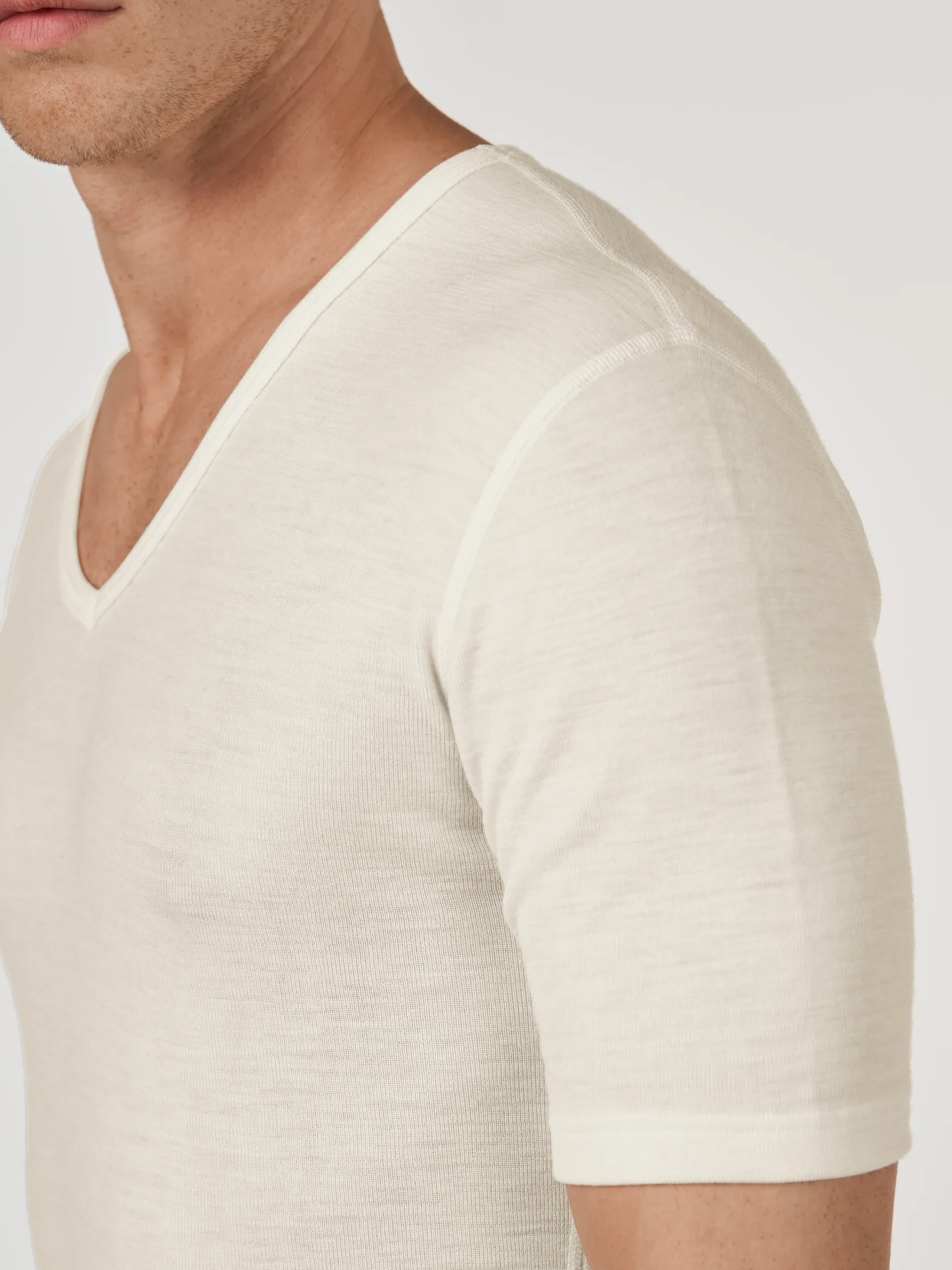 T-shirt med V-hals i merinould til mænd