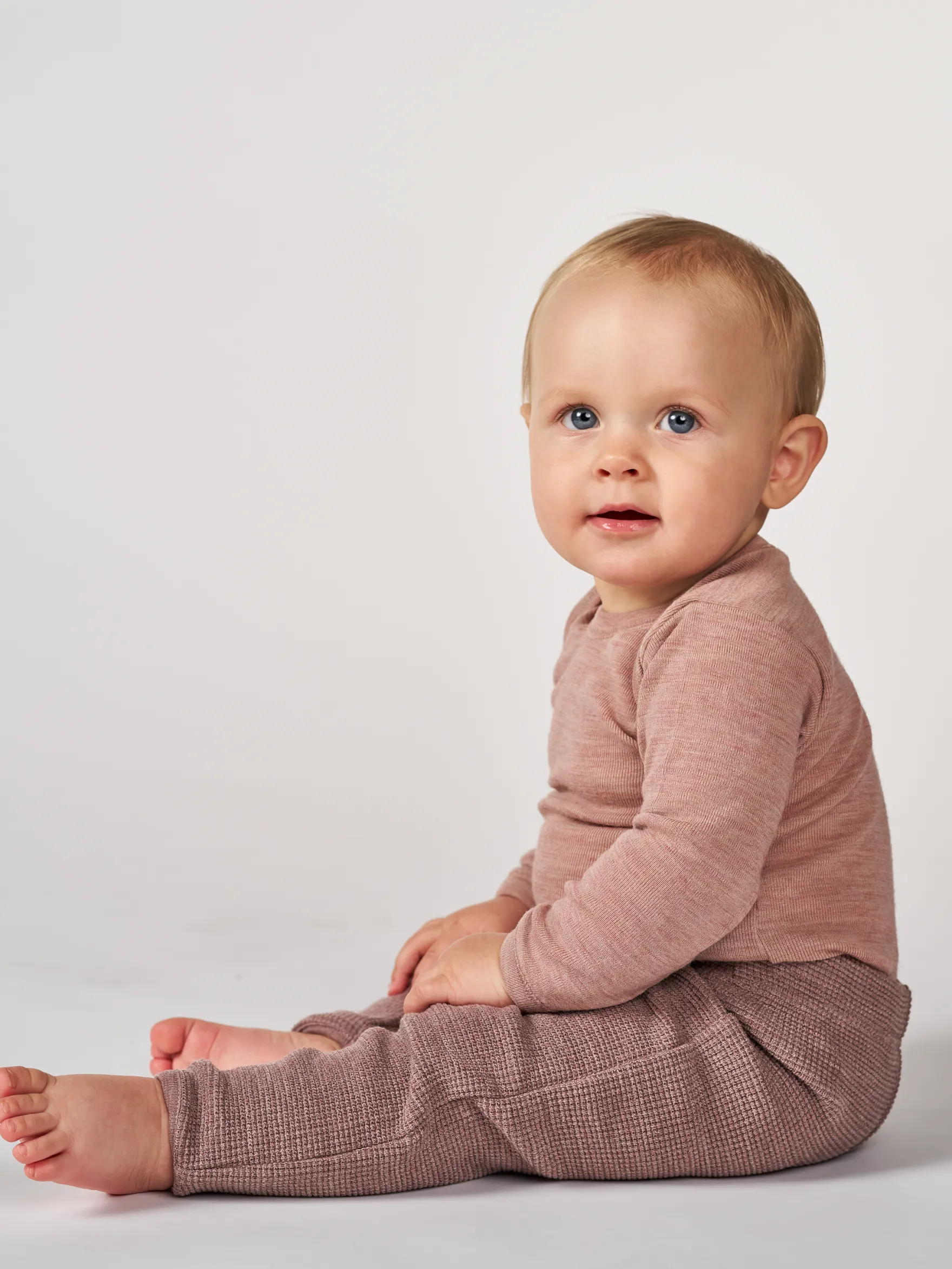 Vaffelstrikket bukser i merinould til baby
